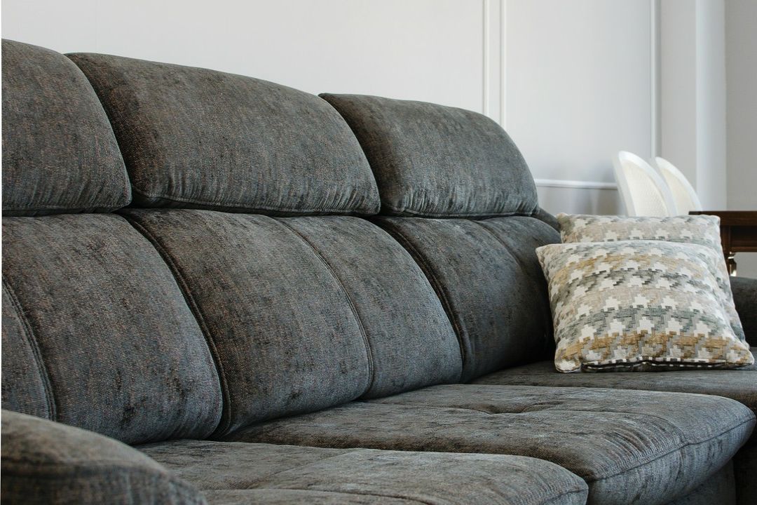 szara sofa